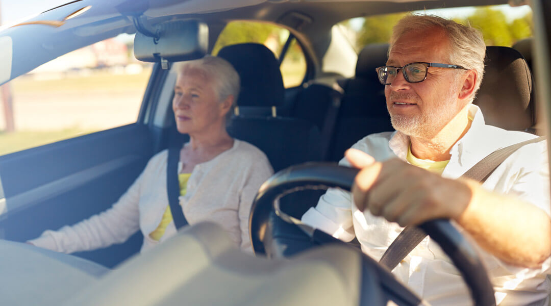 Ehepaar reist mit dem Auto an