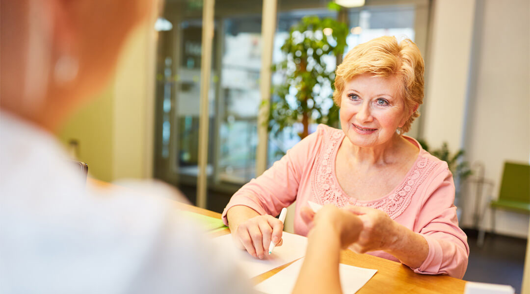 Frau an der Rezeption der Marcus Klinik