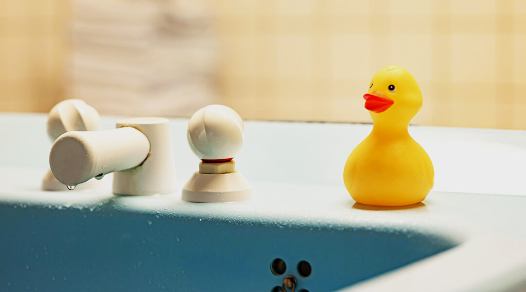 Badeente am Wannenrand in der physikalischen Therapie