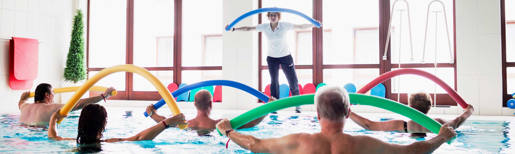 Sporttherapie im Bewegungsbad mit Poolnudeln