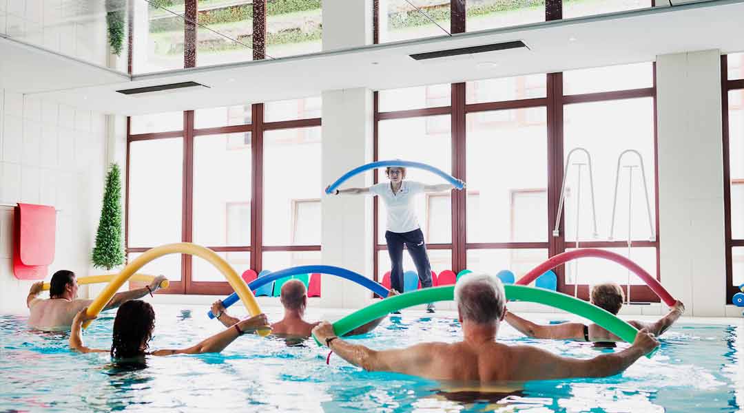 Sporttherapie im Bewegungsbad mit Poolnudeln